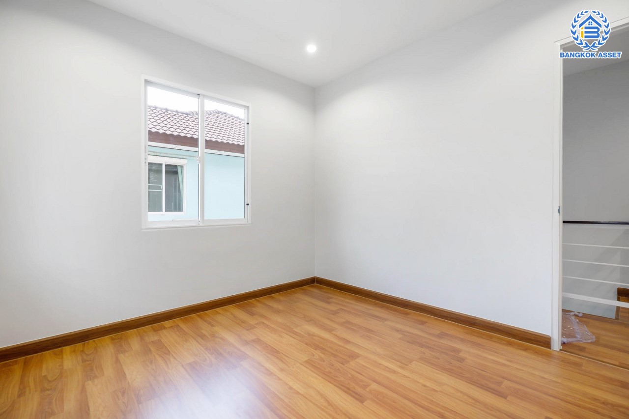 บ้านมือสองตกแต่งใหม่ แบรนด์ Sansiri ม.ฮาบิเทีย บางใหญ่ หลังมุม เนื้อที่ 58.8 ตร.ว. ฟังก์ชัน 3 ห้องนอน 3 ห้องน้ำ จอดรถได้ 2 คัน บนทำเลเดินทางสะดวก เชื่อมสู่ย่านใจกลางเมืองได้อย่างรวดเร็ว ใกล้เซ็นทรัลเวสต์เกต และรถไฟฟ้าสายสีม่วง "สถานีคลองบางไผ่"